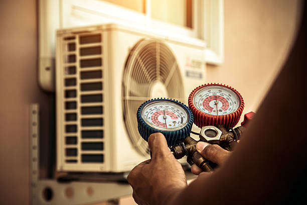 Professional Ac Installation technician working in Atascosa, TX
